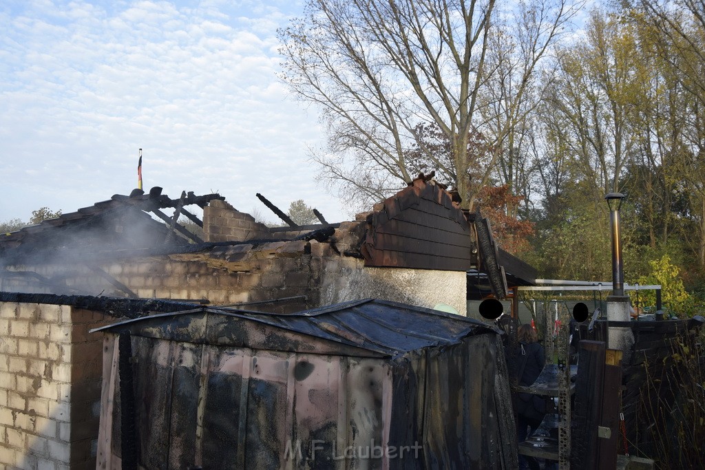 Feuer 1 brannten 3 Lauben Koeln Fuehlingen Kriegerhofstr P024.JPG - Miklos Laubert